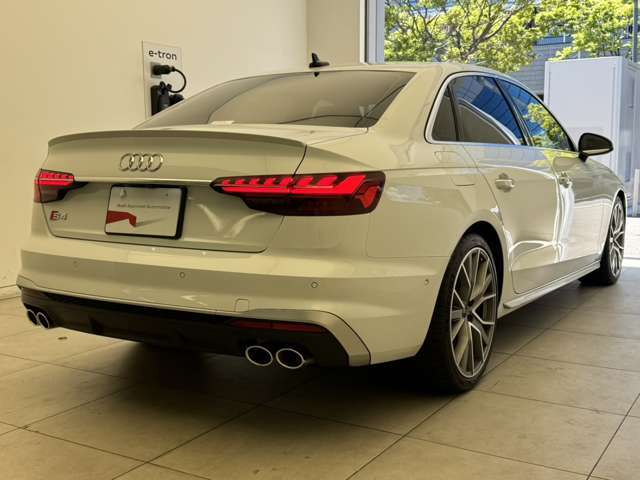 当店ではAudiの定める100項目に及ぶ納車前の法定点検整備を無料で実施後、ご納車しております。また、認定中古車の保証期間は販売会社によって異なりますが、当店では1年間の長期保証を無償付帯しております。
