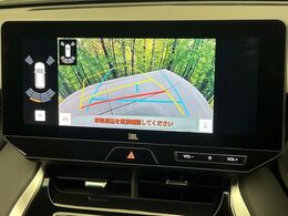 【バックカメラ】駐車時に後方がリアルタイム映像で確認できます。大型商業施設や立体駐車場での駐車時や、夜間のバック時に大活躍！運転スキルに関わらず、今や必須となった装備のひとつです！