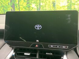 【12.3インチディスプレイオーディオ】スマートフォンと連携が可能な大画面ディスプレイオーディオです。スマートフォンのナビ機能を使用したり、Bluetooth接続で音楽もお楽しみいただけます！