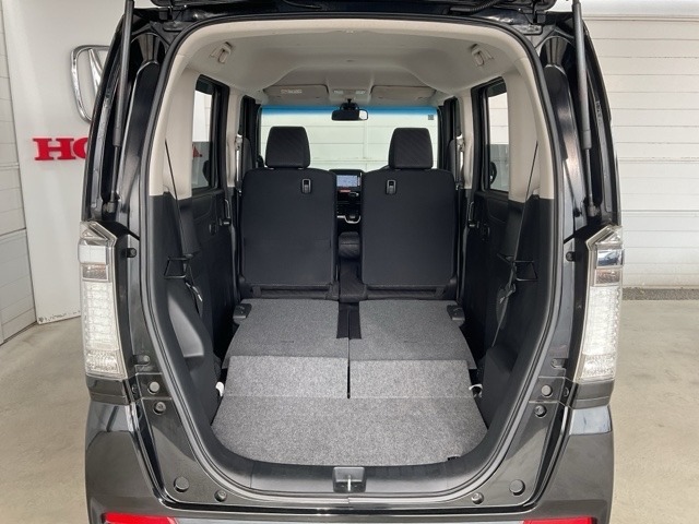 後部座席をたたむとこんなに広いスペースが！