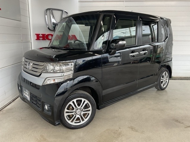 HIDヘッドライト搭載、メッキグリルがスタイルを引き立たせます。