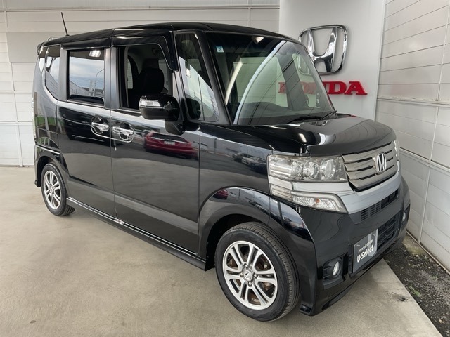 HIDヘッドライト搭載、メッキグリルがスタイルを引き立たせます。