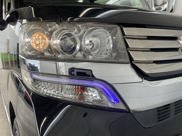 HIDヘッドライトです。蛍光灯のような明るさが特徴で広い範囲を明るくしてくれます。光量が大きいので暗い場所での視認性が上がります。