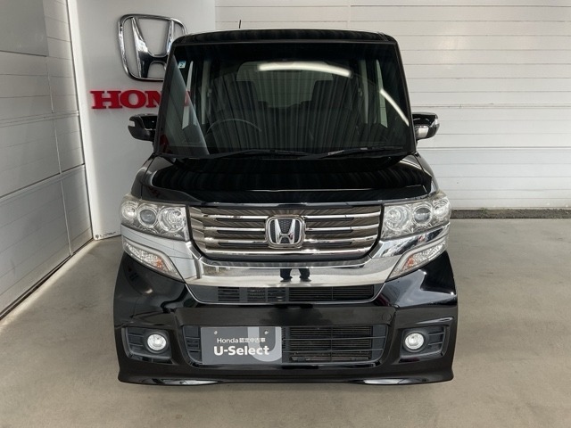 HIDヘッドライト搭載、メッキグリルがスタイルを引き立たせます。