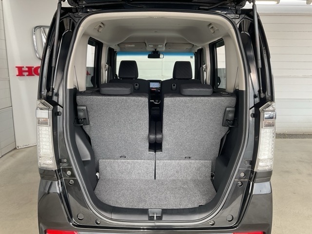 ちょっとした荷物やお買い物には充分な広さの荷室です。