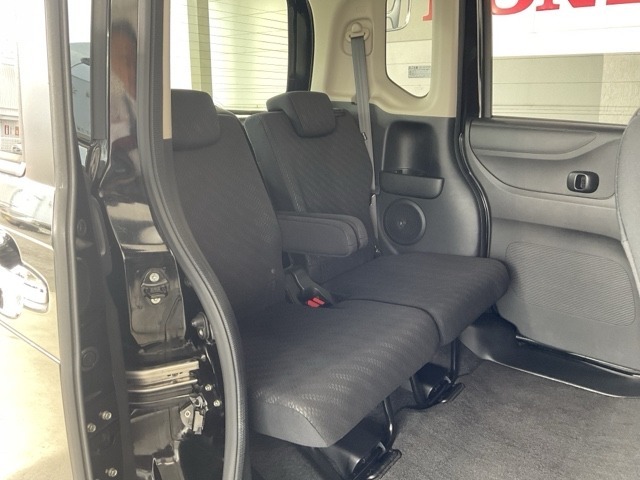 肘掛け付きでゆったりくつろげる、座り心地の良い後部座席。