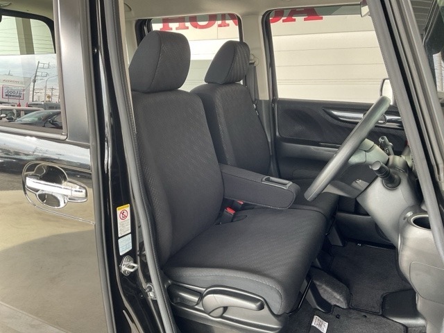 肘掛け付きフロントシートで長時間でも快適ドライブ！