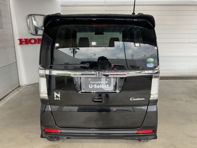 シンプルで後方視界に優れたデザインです。