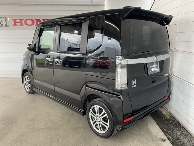 視界性もよくクリアレンズのリアコンビネーションランプとテールゲートスポイラーがスポーティーさを強調