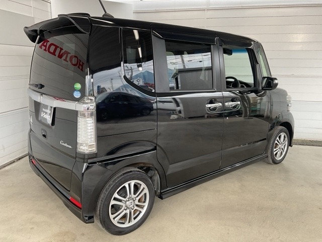 視界性もよくクリアレンズのリアコンビネーションランプとテールゲートスポイラーがスポーティーさを強調