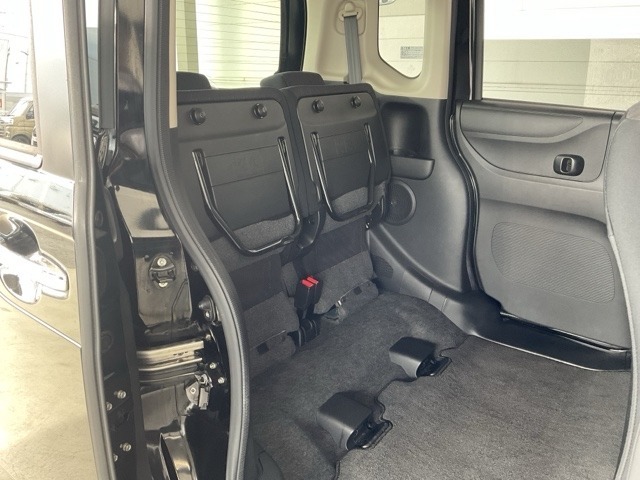 後部座席を跳ね上げるともう一つの荷室が！背の高い荷物も大丈夫。