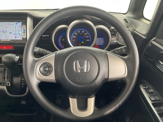 ステアリングの左側にはオーディオコントロールスイッチを装備！