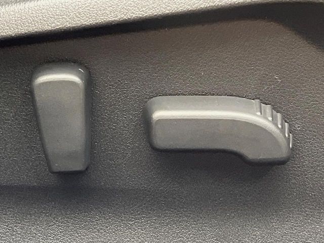 【パワーシート】スイッチ一つで簡単にシートの微調整が可能！電動だから力もいりません！快適なシートポジションにセットして、快適なドライブをお楽しみください。