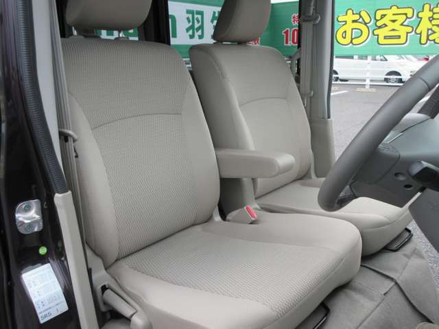 運転席の足元も広く運転しやすいです！！