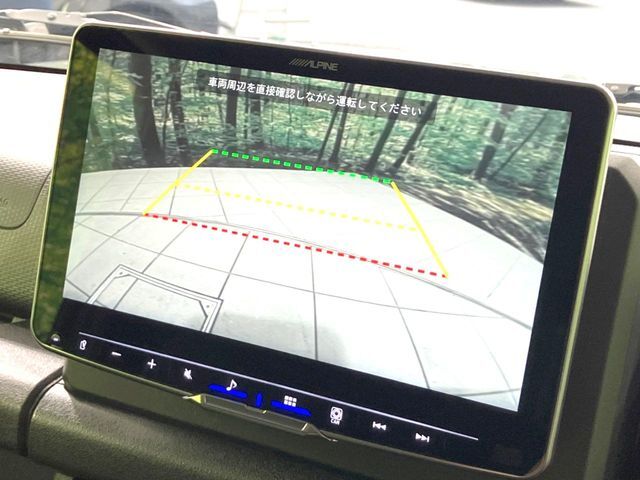 【バックカメラ】駐車時に後方がリアルタイム映像で確認できます。大型商業施設や立体駐車場での駐車時や、夜間のバック時に大活躍！運転スキルに関わらず、今や必須となった装備のひとつです！