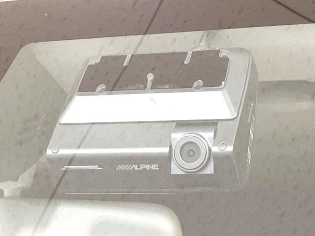 【ドライブレコーダー】安心・安全なカーライフに必須のドライブレコーダーを装備！走行中はもちろん、あおり運転や事故に遭遇した際の状況も映像で記録し、万一のリスクに備えます。