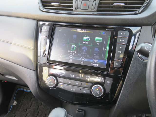 日産純正8インチナビ装備！フルセグTV/CD/DVD/Bluetooth対応◎各種エンタテインメントが快適なドライブをより盛り上げます。デュアルエアコンなので運転席と助手席、別々の温度設定が可能です。
