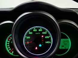 【メーターパネル】一目でわかるスピードメーターをはじめ各種計器類は運転中でも確認しやすく安全運転につながります。