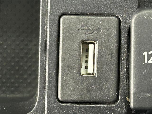 【USB端子】USB接続もついていますので携帯などの電子機器の充電にも使えて便利です♪
