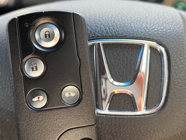 【Hondaスマートキー】カバンやポケットに入れたままでもドアの施錠・解錠が可能なスマートキーを装備。エンジンのオン・オフ時もカギを取り出す必要が無いからとっても便利です♪