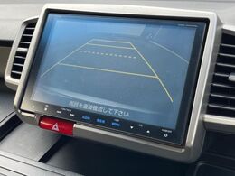 【バックカメラ】駐車時に後方がリアルタイム映像で確認できます。大型商業施設や立体駐車場での駐車時や、夜間のバック時に大活躍！運転スキルに関わらず、今や必須となった装備のひとつです！
