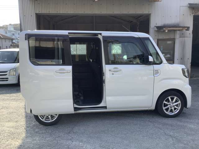 スライドドアは、通常のドアに比べて、車のボディに平行に開閉するので、開けてもスペースをとりません！狭いスペースでも乗り降り楽々です！