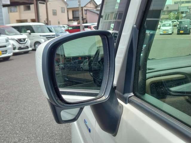 助手席側のドアミラー周辺のお写真です。