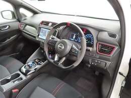 シンプルで使いやすいデザインの運転席です。