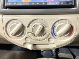 寒い冬も暑い夏も全席に快適な空調を届けてくれる、ダイヤル式エアコンを装備♪