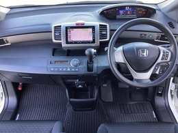 車内は光触媒抗菌消臭施工済です。インパネ周りはスタイリッシュなデザインです。グローブボックスやカップホルダーのほかにトレーなどたくさんの収納スペースが付いています。