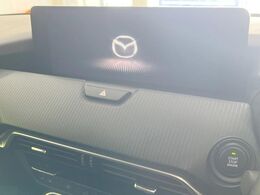 【12.3インチマツダコネクト】車内の雰囲気にマッチした大型ディスプレイ。スマホ接続でのナビ使用やBluetooth再生等、様々な機能が楽しめます。直感的なダイヤル操作が可能で、使い勝手も良好です。