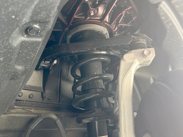お車を安心してお乗りいただく為には、足回りの定期点検が欠かせません。サービスサポート（有償保証）では無料点検もご提供しており、安心のカーライフをお過ごしいただけるサポート体制が整っています。