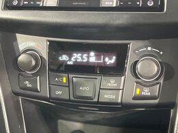 【オートエアコン】一度お好みの温度に設定すれば、車内の温度を検知し風量や温度を自動で調整。暑い…寒い…と何度もスイッチ操作をする必要はありません。快適な車内空間には必須の機能ですね♪