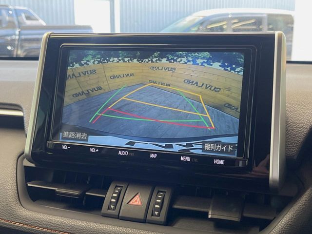 【バックカメラ】駐車時に後方がリアルタイム映像で確認できます。大型商業施設や立体駐車場での駐車時や、夜間のバック時に大活躍！運転スキルに関わらず、今や必須となった装備のひとつです！