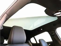 屋根一面まるごととも言える特大サイズのパノラマガラスルーフ。ルーフは、車内に入る陽射し、熱、紫外線を低減するため、ティンテッドガラスを使用したフルパノラマウインドです。
