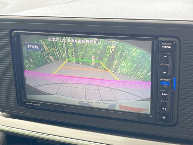 【バックカメラ】駐車時に後方がリアルタイム映像で確認できます。大型商業施設や立体駐車場での駐車時や、夜間のバック時に大活躍！運転スキルに関わらず、今や必須となった装備のひとつです！
