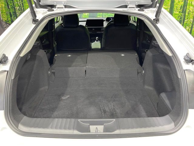 積み下ろしのしやすいデッキにはたっぷりと荷物を積み込んでいただけます。遊びから仕事まで、様々なシーンで頼れます♪