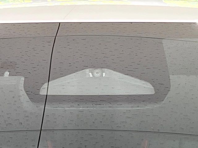 【プリクラッシュセーフティ】前方の車両等を検知し、衝突しそうな時は警報で注意を促し、ブレーキを踏む力をサポート。ブレーキを踏めなかった場合は衝突被害軽減ブレーキが作動、衝突回避をサポートします。