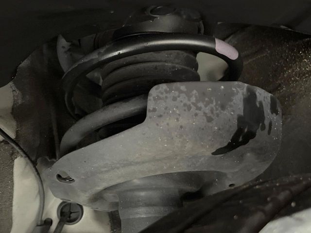 お車を安心してお乗りいただく為には、足回りの定期点検が欠かせません。サービスサポート（有償保証）では無料点検もご提供しており、安心のカーライフをお過ごしいただけるサポート体制が整っています。