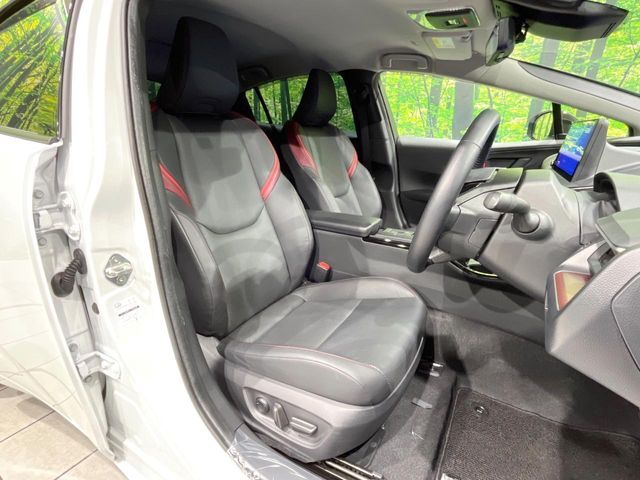 【運転席パワーシート】運転席シート廻りは使用感も少なく、良好な状態となっています。丁寧に使われていたことがよくわかりますね。