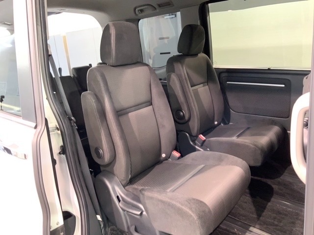 2列目セパレートシートです。　左右シートが離れているので開放感が高まります。　前席から後席へ移動ができるウォークスルーがとても便利です。