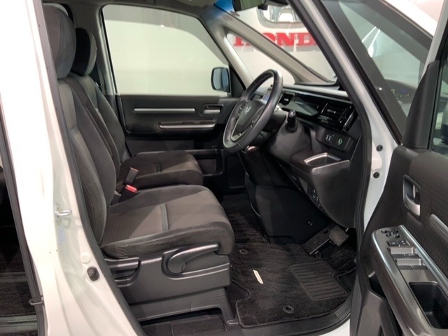 程よい硬さとホールド性が高くロングドライブも疲れにくいシートです。