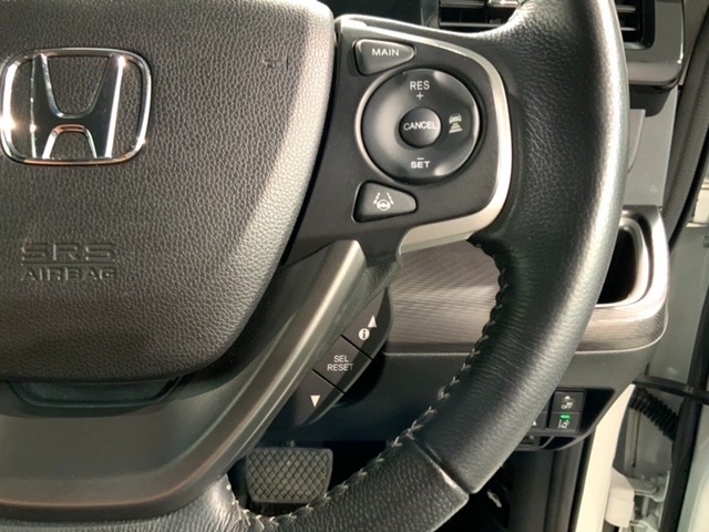 クルーズコントロールを装備しています。高速道路などで一定の速度で走ってくれるので運転が楽ですよ！速度を設定できますので、スピードの出しすぎにも注意できます。