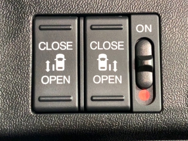 左右両側パワースライドドアが付いています。ワンタッチで簡単にお子様でも、お年寄りの方でも、開閉できますからとても便利です。キーレスや車内スイッチでも自動でドアの開閉ができます。