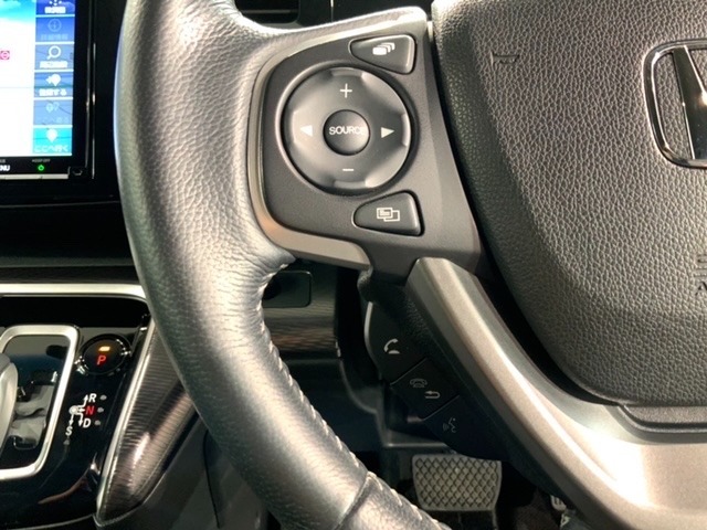 ステアリングにオーディオ操作スイッチが付いています。オーディオ画面に直接タッチしなくても操作が出来ますので、運転に集中できます。