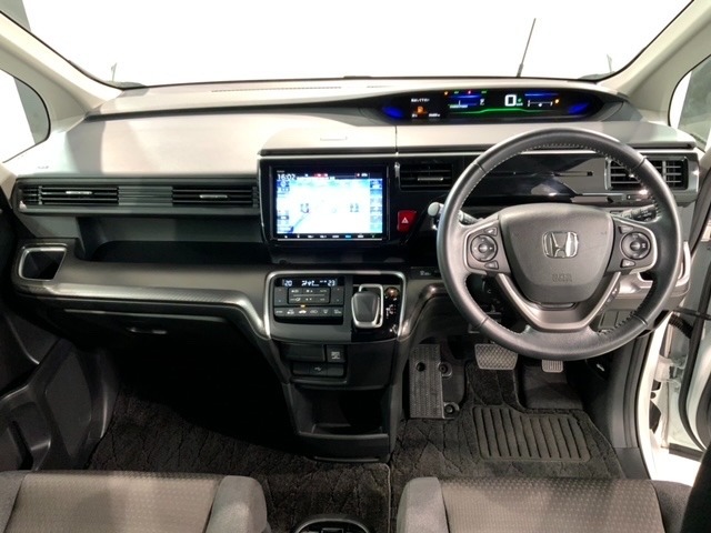 使いやすいレイアウトのダッシュボード周辺です。オートエアコンや小物入れなど嬉しい装備が満載です。