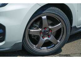 新品にてZSSダウンサス、ウィングを装着してホイールはエンケイ製のPF05でカスタムしました。もちろんタイヤも新品です！グリルフォグも塗装して見た目もキレイに仕上げました☆