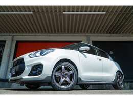 新品にてZSSダウンサス、ウィングを装着してホイールはエンケイ製のPF05でカスタムしました。もちろんタイヤも新品です！グリルフォグも塗装して見た目もキレイに仕上げました☆