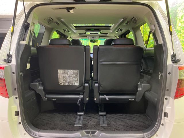 積み下ろしのしやすいデッキにはたっぷりと荷物を積み込んでいただけます。遊びから仕事まで、様々なシーンで頼れます♪