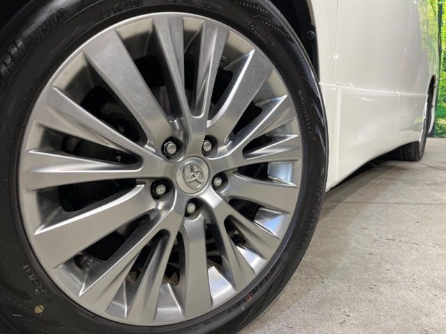 【純正18インチアルミホイール】外観にマッチした純正アルミホイールを装着しております。各種社外アルミホイールや、スタッドレスタイヤも取扱いしております。是非ご相談ください♪